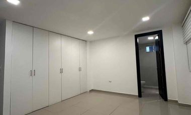 URB. BOSQUES DE LA RIOJA-SAMBORONDÓN, Alquilo departamento 3 dorm $1500.