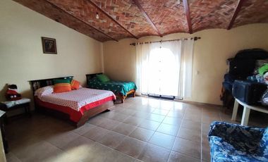 Amplia, comoda y seminueva casa en Tala a 3 cuadras del centro