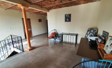 Amplia, comoda y seminueva casa en Tala a 3 cuadras del centro