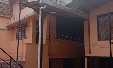 CHIMBACALLE, vendo Propiedad rentera, 3 departamentos y una suite, 2 estacionamientos, patio