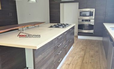 Moderna casa de venta en Cumbayá, sector la Viña.
