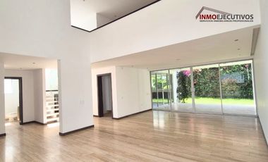 Moderna casa de venta en Cumbayá, sector la Viña.