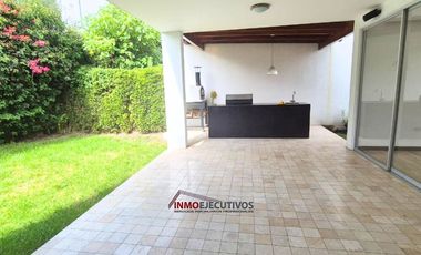 Moderna casa de venta en Cumbayá, sector la Viña.