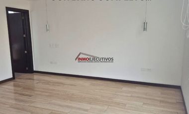 Moderna casa de venta en Cumbayá, sector la Viña.