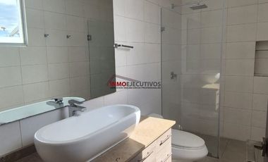 Moderna casa de venta en Cumbayá, sector la Viña.