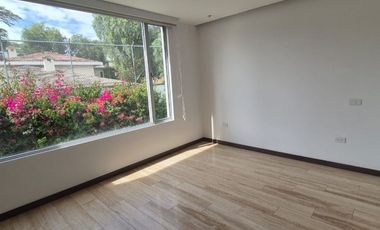 Moderna casa de venta en Cumbayá, sector la Viña.