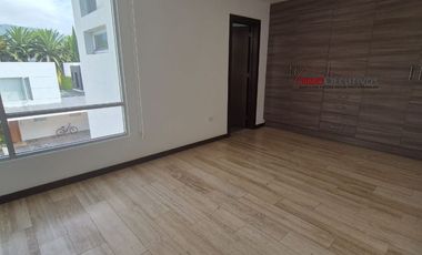 Moderna casa de venta en Cumbayá, sector la Viña.