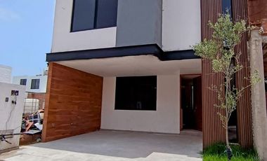 VENTA DE CASA NUEVA en SANTA BARBARA RESIDENCIAL