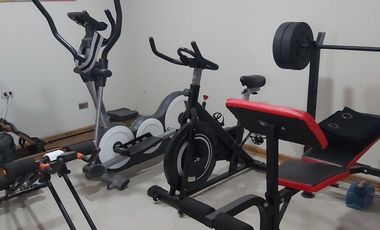 GRAN OPORTUNIDAD PARCELA EN PRIMERA LÍNEA CON DOS CASAS GRANDES