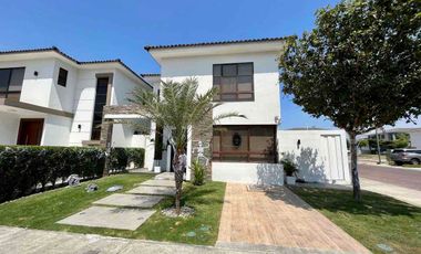 PUNTA ESMERALDAS,  Km 12,5 vía a la costa , Alquilo casa AMOBLADA, 
3 dormitorios $1500