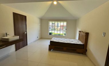 CASA EN VENTA RENOVADA EN LA ZONA DORADA DE METEPEC EN CONDOMINIO CON VIGILANCIA