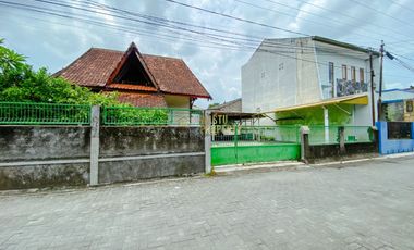 RUMAH SECONDARY TANAH LUAS-TENGAH KOTA JOGJA DEKAT KE PASAR BERINGHARJO