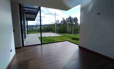 Casa de lujo en Tarqui, está en urbanización privada, acabados de primera , zona de alta plusvalía, 4 habitaciones.