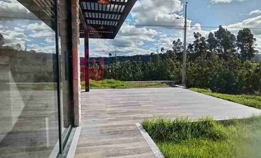 Casa de lujo en Tarqui, está en urbanización privada, acabados de primera , zona de alta plusvalía, 4 habitaciones.