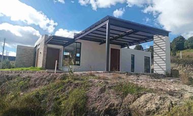 Casa de lujo en Tarqui, está en urbanización privada, acabados de primera , zona de alta plusvalía, 4 habitaciones.