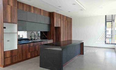 Casa de lujo en Tarqui, está en urbanización privada, acabados de primera , zona de alta plusvalía, 4 habitaciones.