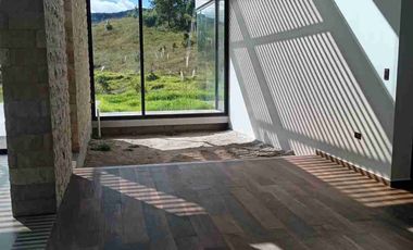 Casa de lujo en Tarqui, está en urbanización privada, acabados de primera , zona de alta plusvalía, 4 habitaciones.