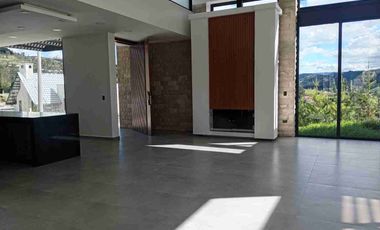 Casa de lujo en Tarqui, está en urbanización privada, acabados de primera , zona de alta plusvalía, 4 habitaciones.