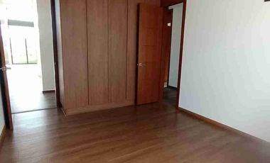 Casa de lujo en Tarqui, está en urbanización privada, acabados de primera , zona de alta plusvalía, 4 habitaciones.