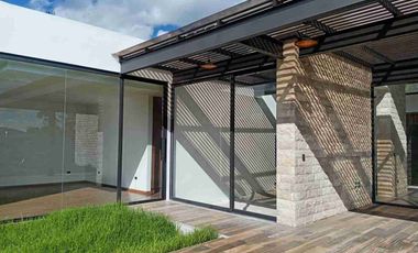 Casa de lujo en Tarqui, está en urbanización privada, acabados de primera , zona de alta plusvalía, 4 habitaciones.