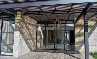 Casa de lujo en Tarqui, está en urbanización privada, acabados de primera , zona de alta plusvalía, 4 habitaciones.