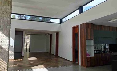 Casa de lujo en Tarqui, está en urbanización privada, acabados de primera , zona de alta plusvalía, 4 habitaciones.
