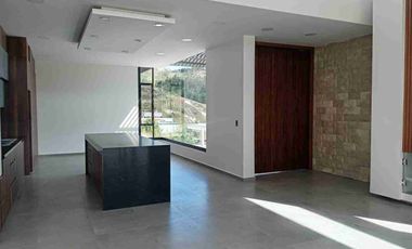 Casa de lujo en Tarqui, está en urbanización privada, acabados de primera , zona de alta plusvalía, 4 habitaciones.