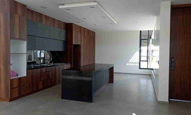 Casa de lujo en Tarqui, está en urbanización privada, acabados de primera , zona de alta plusvalía, 4 habitaciones.