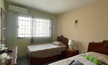 Amplia casa 4 recs en renta, muy cerca del Acuario de Veracruz.