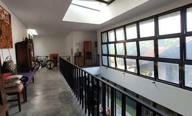 Rumah Estetik dan Natural dengan Joglo dan Kolam Renang di Maguwoharjo
