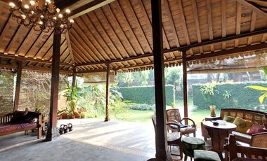Rumah Estetik dan Natural dengan Joglo dan Kolam Renang di Maguwoharjo