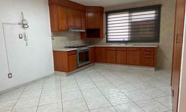 EXCELENTE CASA EN RENTA INCLUYE ACCIÓN AL CLUB