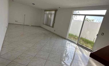 EXCELENTE CASA EN RENTA INCLUYE ACCIÓN AL CLUB