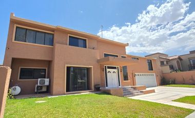 PRECIOSA Y AMPLIA CASA DE RENTA EN PRIVADA LOS ARCOS