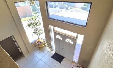 PRECIOSA Y AMPLIA CASA DE RENTA EN PRIVADA LOS ARCOS