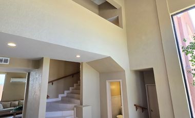 PRECIOSA Y AMPLIA CASA DE RENTA EN PRIVADA LOS ARCOS