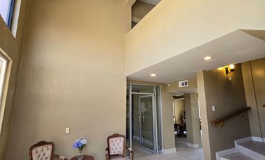 PRECIOSA Y AMPLIA CASA DE RENTA EN PRIVADA LOS ARCOS