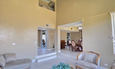 PRECIOSA Y AMPLIA CASA DE RENTA EN PRIVADA LOS ARCOS