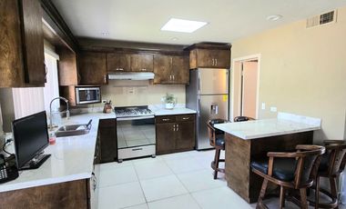 PRECIOSA Y AMPLIA CASA DE RENTA EN PRIVADA LOS ARCOS