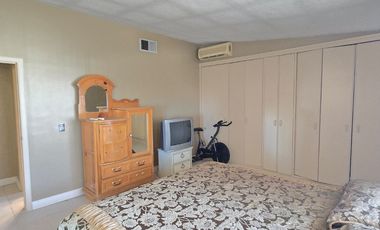 PRECIOSA Y AMPLIA CASA DE RENTA EN PRIVADA LOS ARCOS