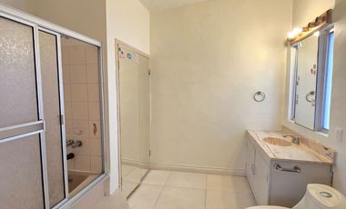 PRECIOSA Y AMPLIA CASA DE RENTA EN PRIVADA LOS ARCOS