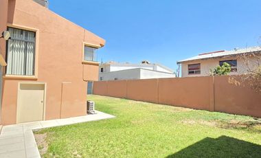 PRECIOSA Y AMPLIA CASA DE RENTA EN PRIVADA LOS ARCOS