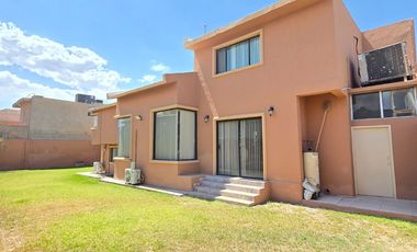 PRECIOSA Y AMPLIA CASA DE RENTA EN PRIVADA LOS ARCOS