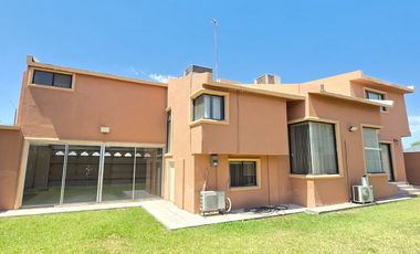 PRECIOSA Y AMPLIA CASA DE RENTA EN PRIVADA LOS ARCOS