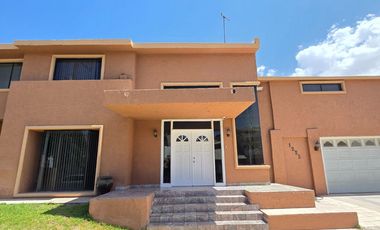 PRECIOSA Y AMPLIA CASA DE RENTA EN PRIVADA LOS ARCOS