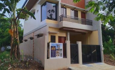 🏠 𝐅𝐨𝐫 𝐒𝐚𝐥𝐞: 𝐓𝐰𝐨-𝐒𝐭𝐨𝐫𝐞𝐲 𝐇𝐨𝐮𝐬𝐞 𝐚𝐧𝐝 𝐋𝐨𝐭 𝐢𝐧 𝐃𝐢𝐯𝐢𝐧𝐞 𝐌𝐞𝐫𝐜𝐲, 𝐒𝐚𝐧 𝐌𝐚𝐭𝐞𝐨, 𝐑𝐢𝐳𝐚𝐥