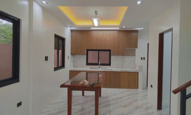 🏠 𝐅𝐨𝐫 𝐒𝐚𝐥𝐞: 𝐓𝐰𝐨-𝐒𝐭𝐨𝐫𝐞𝐲 𝐇𝐨𝐮𝐬𝐞 𝐚𝐧𝐝 𝐋𝐨𝐭 𝐢𝐧 𝐃𝐢𝐯𝐢𝐧𝐞 𝐌𝐞𝐫𝐜𝐲, 𝐒𝐚𝐧 𝐌𝐚𝐭𝐞𝐨, 𝐑𝐢𝐳𝐚𝐥