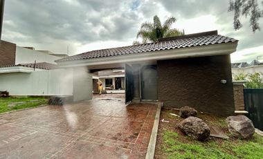 RENTA DE CASA EN CUMBRES DEL CAMPESTRE CON ALBERCA