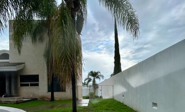 RENTA DE CASA EN CUMBRES DEL CAMPESTRE CON ALBERCA