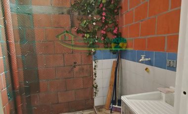 En Girardot - Cundinamarca Arendamos casa con parqueadero para vehículos en el conjunto Senderos de las Acacias.